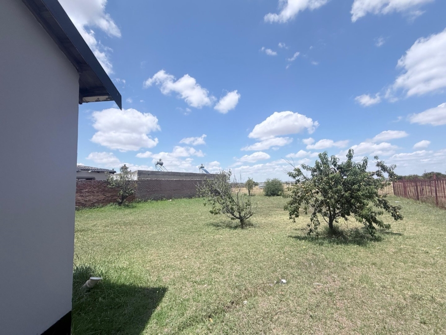 2 Bedroom Property for Sale in Molifi Tau Kloof Free State
